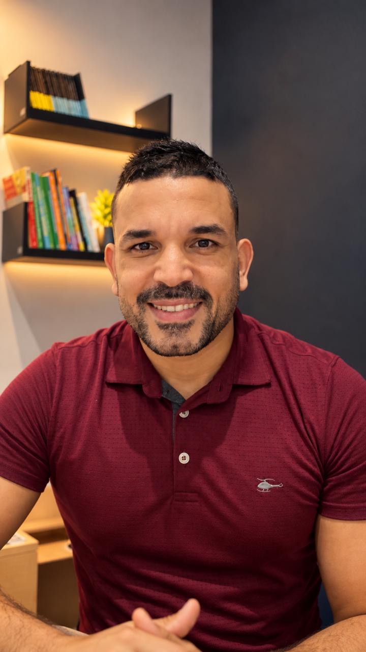 Adezil Ferreira de camisa vinho